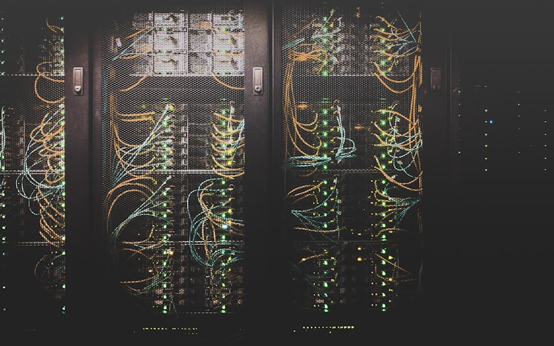 现代数据中心服务器机柜与网络连接示意图